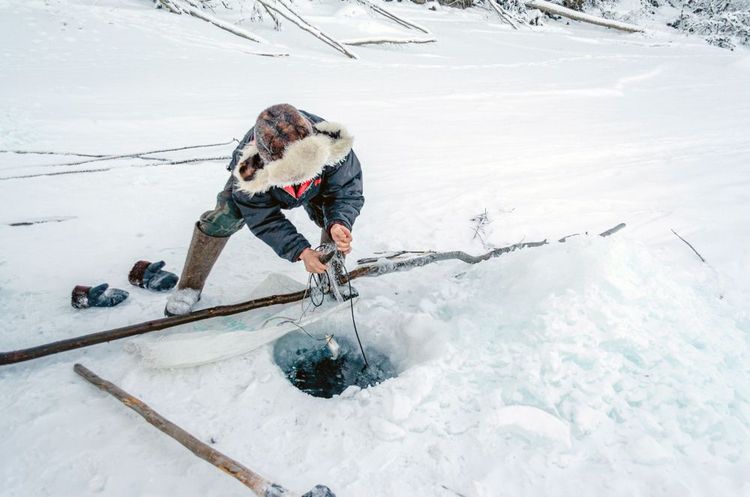 La pêche à travers la glace