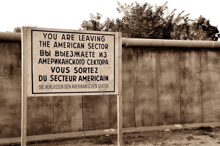 Le Mur de Berlin et l'avertissement militaire de l'époque