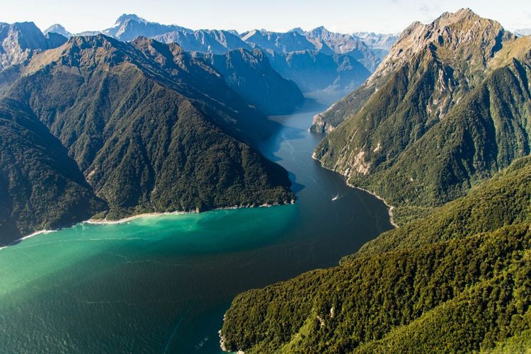 Vue aérienne de Milford Sound, en Nouvelle-Zélande
