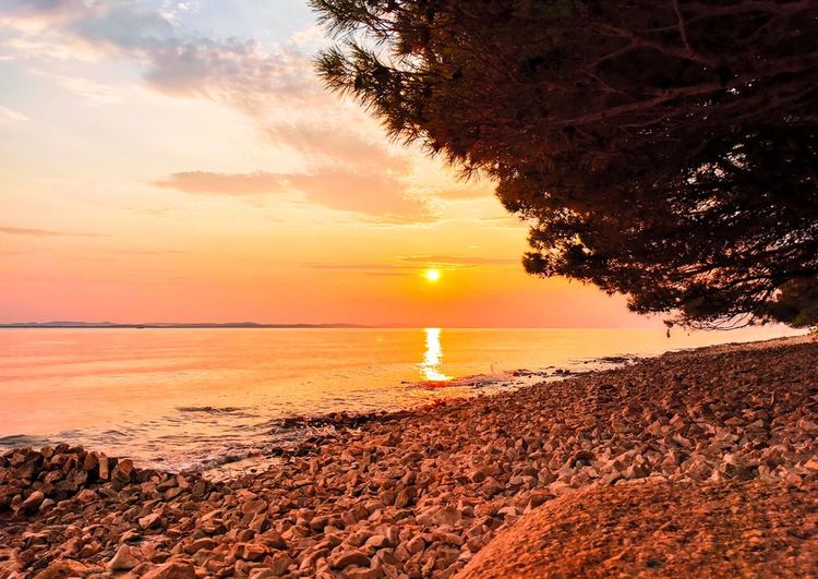 Coucher de soleil sur une plage désertée de Zadar