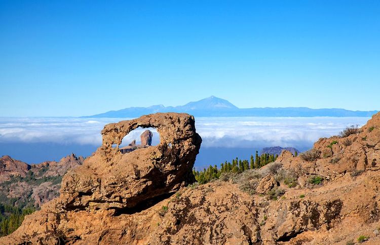 Arc, pic et mer de nuage sur le pic de Las Nieves. A loin, le Tiede.