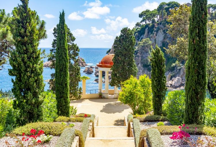 Le jardin botanique Marimurtra surplombant la mer.