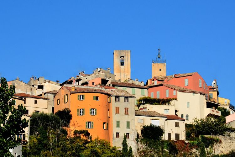 Les hauts de Biot et le clocher de l'église Sainte Marie-Madeleine
