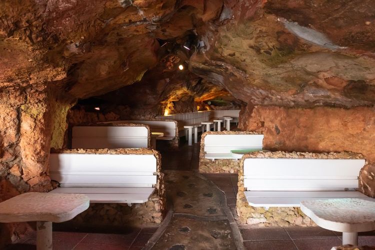 Tables dans le bar troglodyte