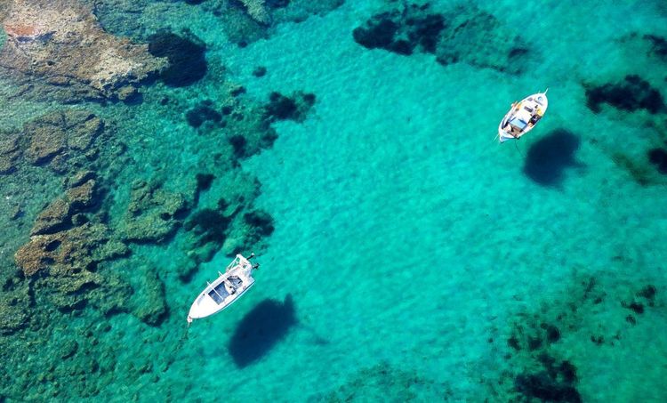 Barques amarées dans la petite baie