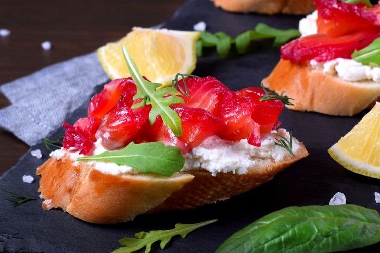 Truite fermentée ou rakfisk sur un canapé