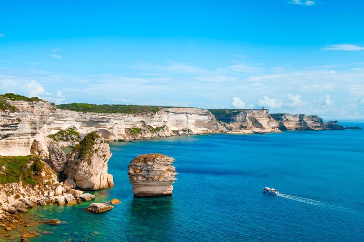  paysage de falaises surplombant la mer Méditerranée à Bonifacio, Corse, en France, avec le Grain de Sable au premier plan