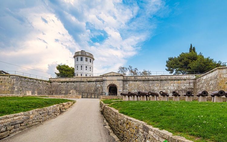 Le bastion militaire et sa rangée de canons