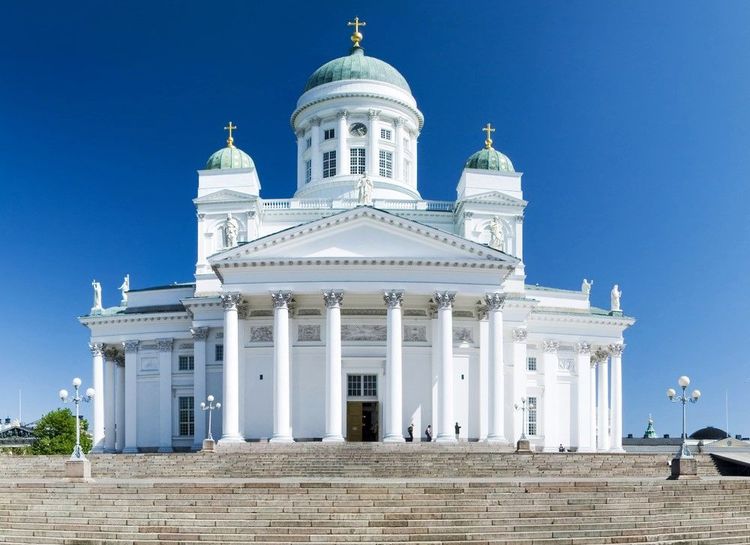 Face à la cathédrale luthérienne d'Helsinki, tout en marbre blanc