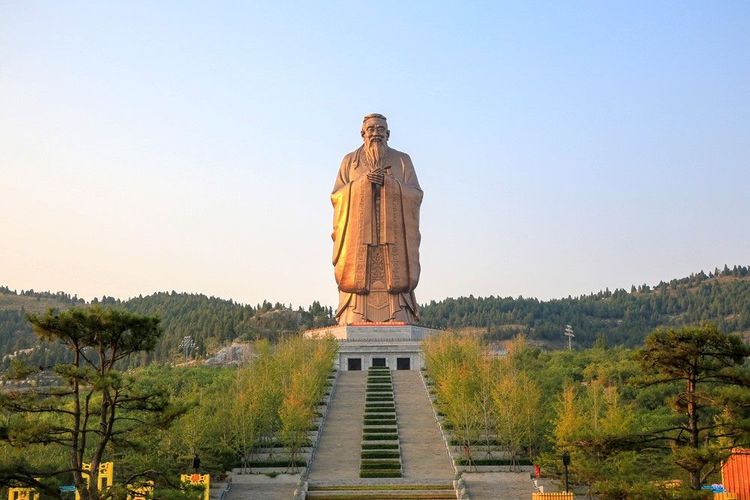  statue de Confucius, un célèbre penseur et poète chinois, dans la ville de Qufu, e