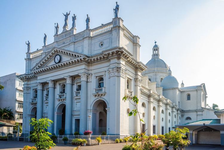 Between temples and mosques, St Lucia's Cathedral in Colombo