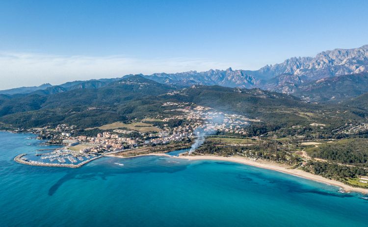 Solenzara und seine weißen Sandstreifen sind von türkisfarbenem Wasser gesäumt