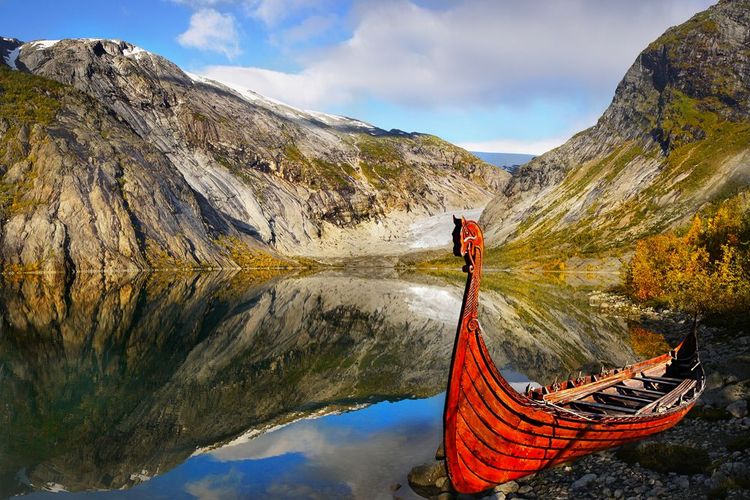 Barque viking sur un lac de montagne