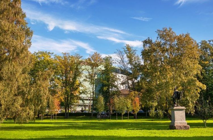 Le musée TUMU se cache derrière les arbres du parc