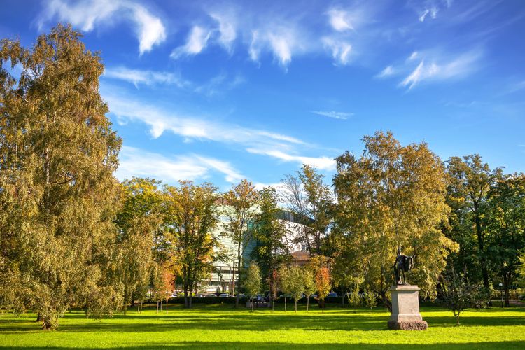 Le musée au loin dans le parc Kadriorg