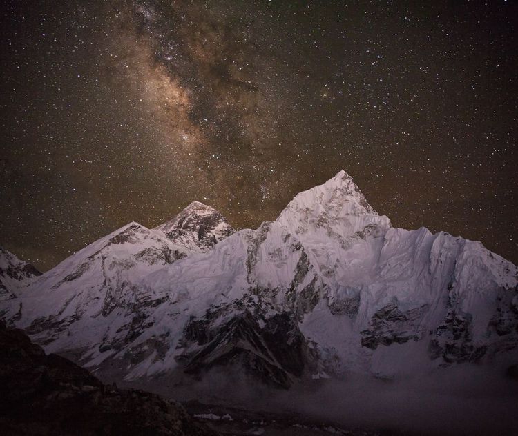 Le ciel étoilé au-dessusde Himalaya.