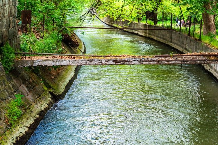 Par endroits, les rives bétonnées donnent à la rivière des airs de canal