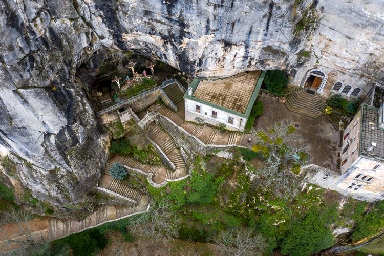 Le monastère des Frères Dominicains à l'entrée du sanctuaire