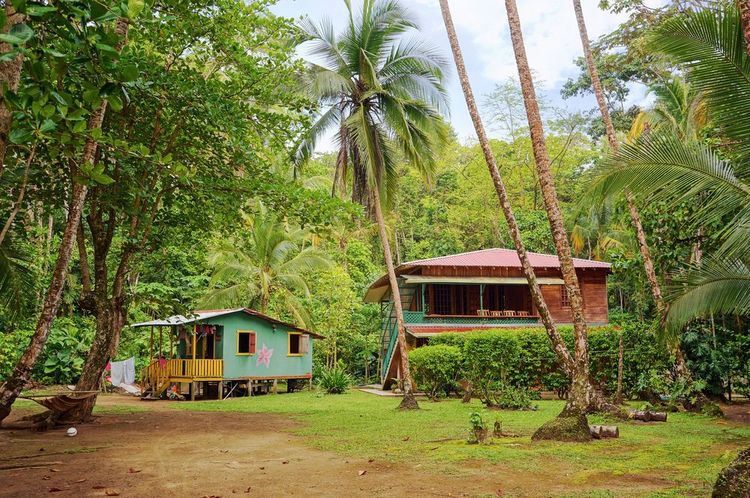 Des maisons traditionnelles dans le village de Manzanillo au Costa Rica