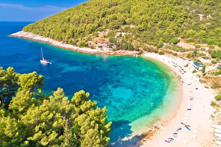 La plage de Pupnatska Luka fait palir de jalousie notre Côte d'Azur