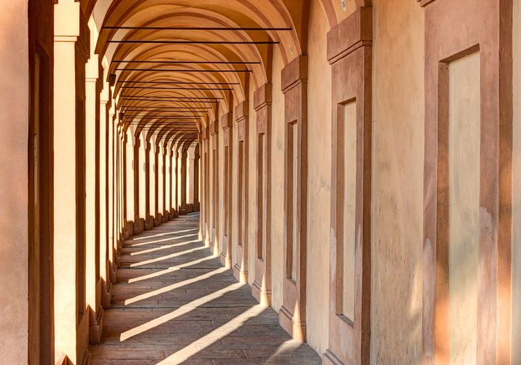 Découvrez les arcades historiques de Bologne : un patrimoine vivant et animé