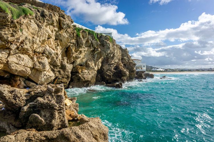 Les grottes d'Hercule sont accessibles par la mer