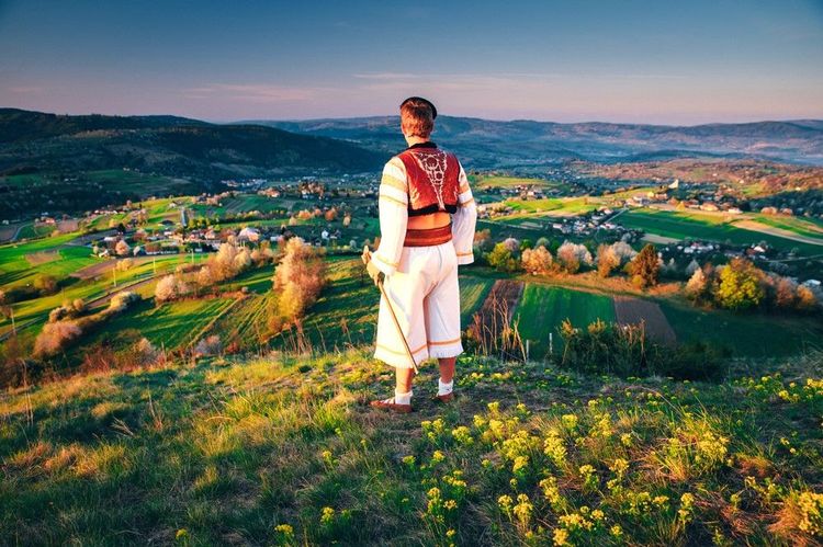 Jeune homme en costume traditionnel slovaque