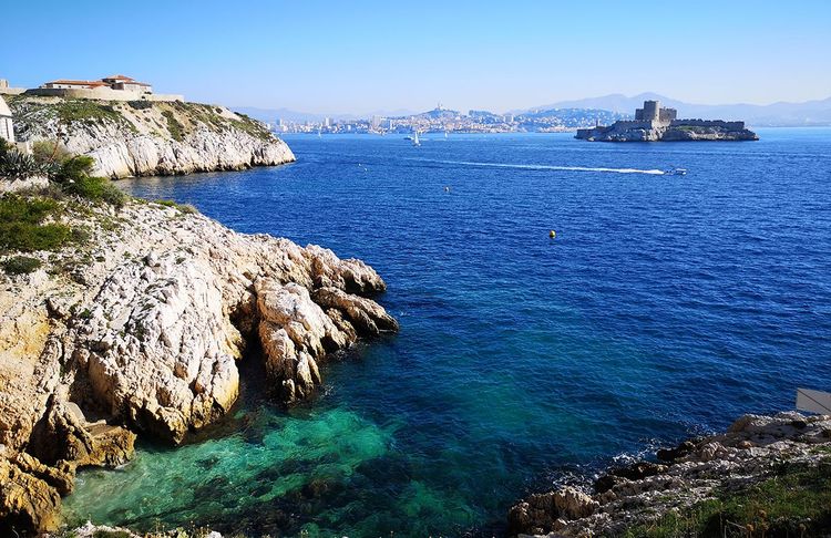 Les îles du Frioul et le Château d’If. Au fond, Marseille.