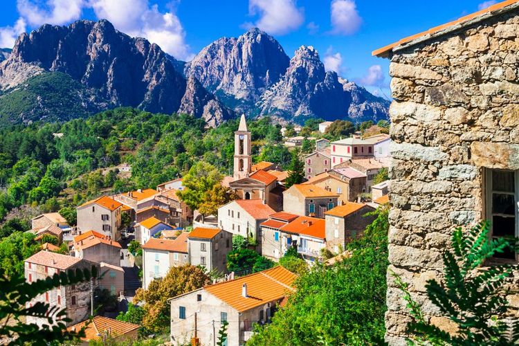 Evisa petit village de montagne pittoresque entre les splendides montagnes de l'île de Corse