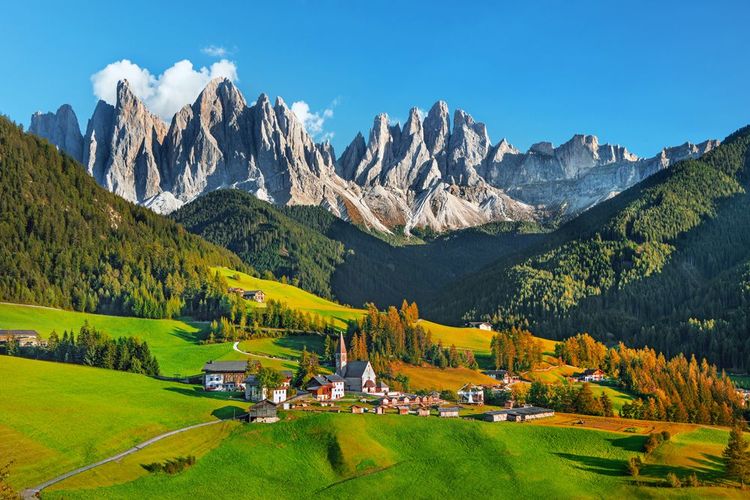 Les Dolomites et village de Santa Maddalena dans la vallée du Val di Funes