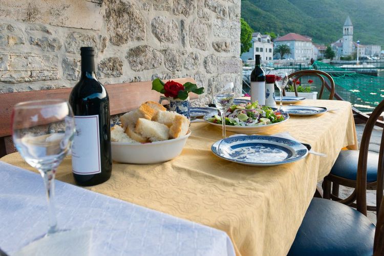 Manger sur le port, au calme, est un vrai moment de vacances
