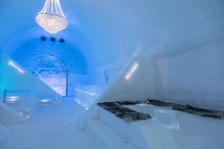  Le célèbre bar de glace à l’intérieur de l’Ice Hotel de Jukkasjärvi. Les boissons y sont servies dans des verres de glace.