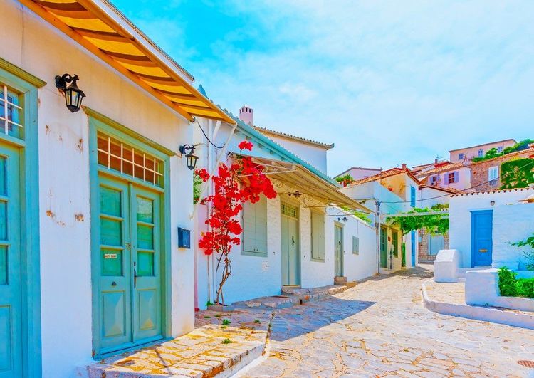 Explorer les ruelles pavées de la vieille ville de Hydra