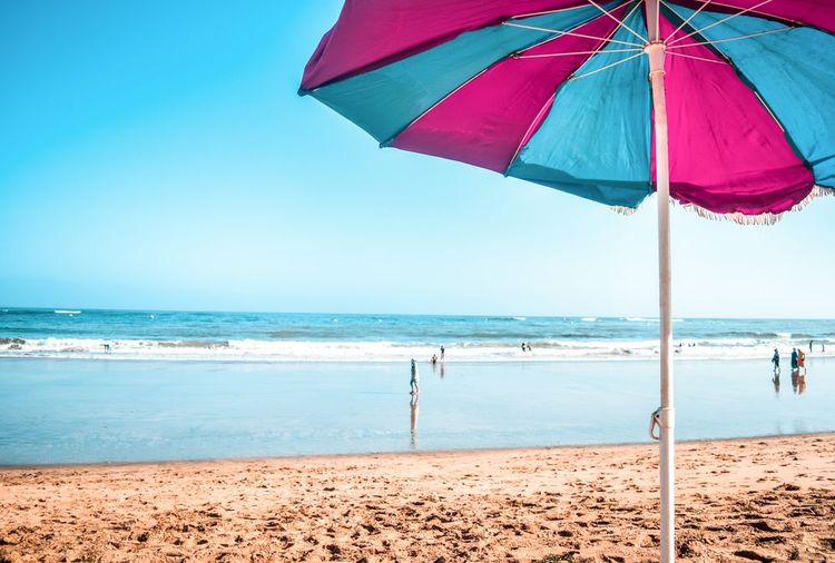 Parasol sur la plage de Bouznika