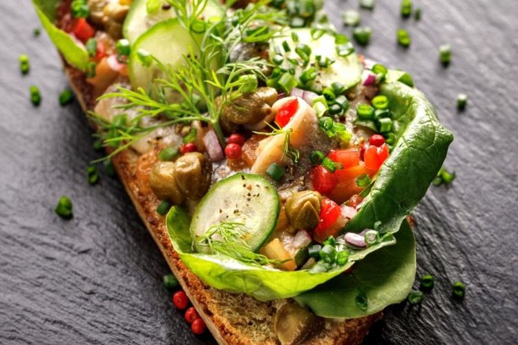 Smørrebrød, pain de seigle, poisson fumé et crudités