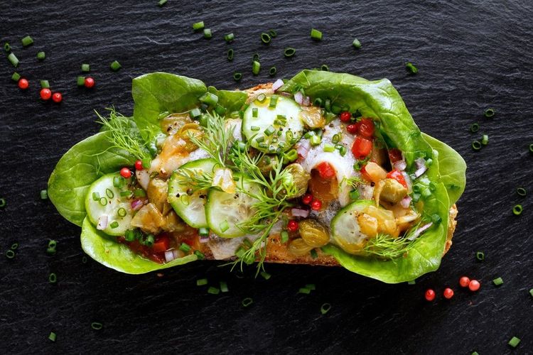 Smørrebrød avec beaucoup de crudités
