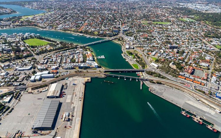Vue aérienne sur l'estuaire où se trouve le port de Fremantle