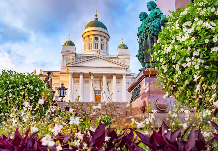 La cathédrale luthérienne d'helsinki sur la place du Sénat
