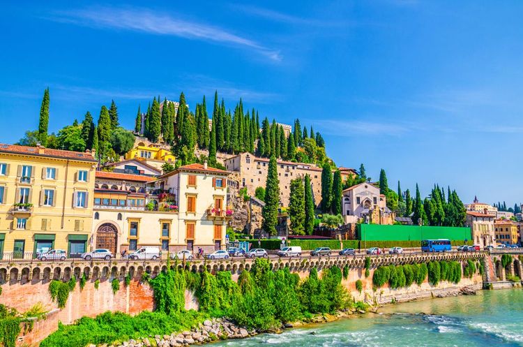 Le Castel San Pietro surplombe l'Adige