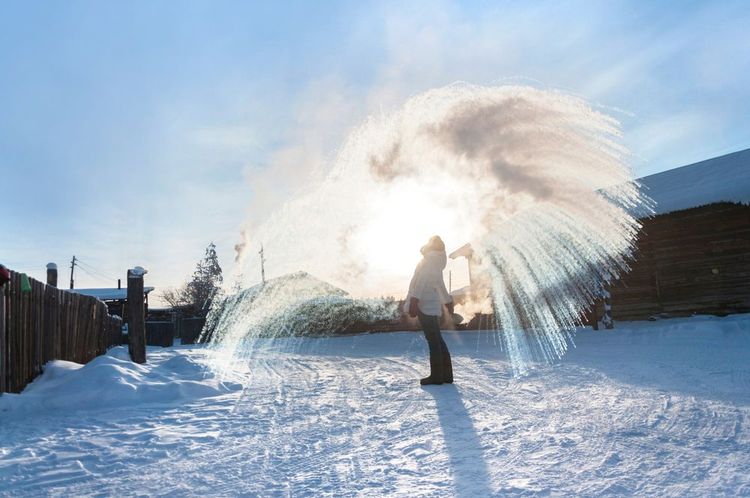 Ici, l'eau bouillante gèle avant de toucher terre