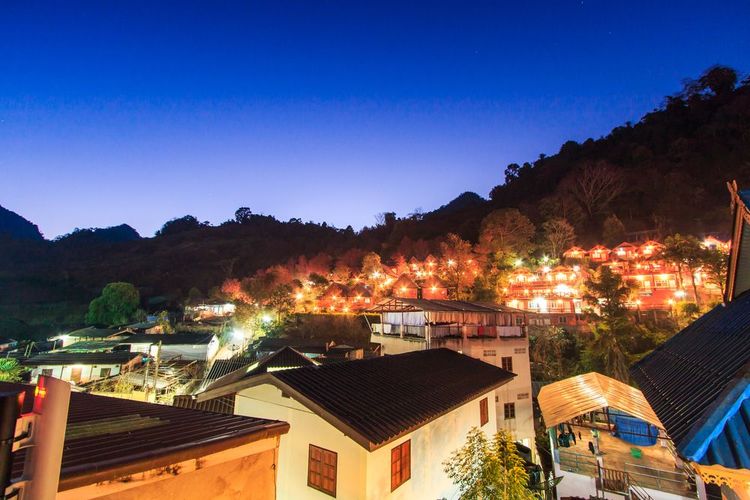 La nuit se lève sur la montagne Doi Ang Khang