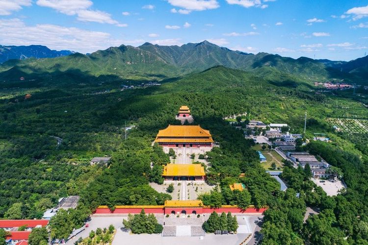 Vue plongeante sur le mausolée Ming de Changling