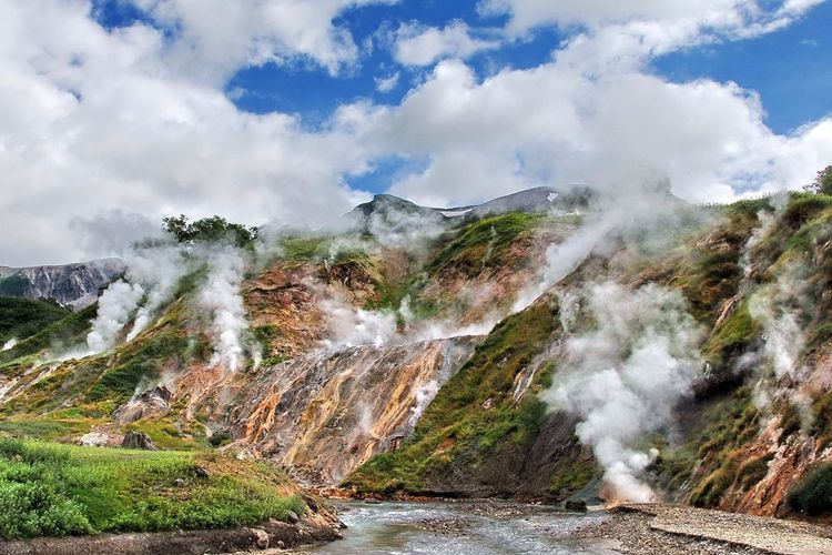 Les montagnes et les fumeroles de la Vallée des Geysers.