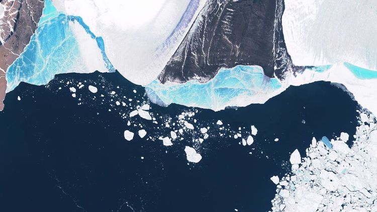 Glacier au Groenland, blocs de glace flottant dans l'océan, changements saisonniers dans les glaciers.