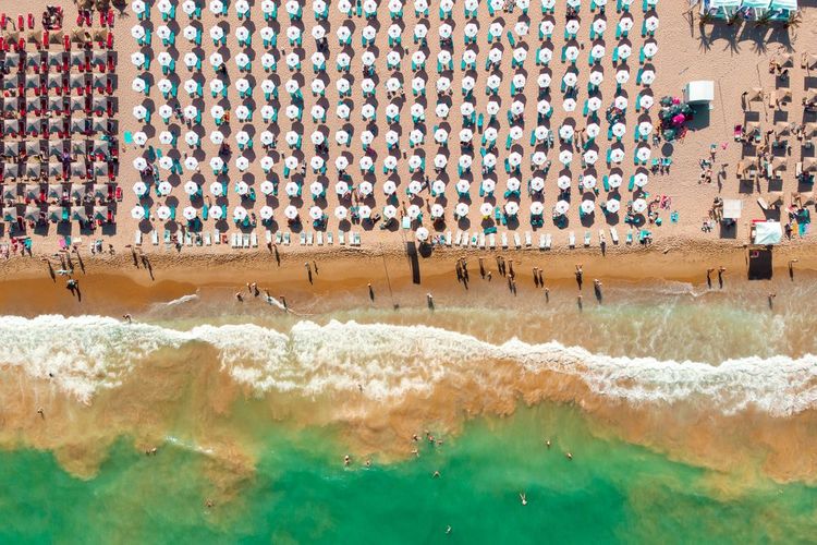 La belle plage de Varna est plantée de parasols