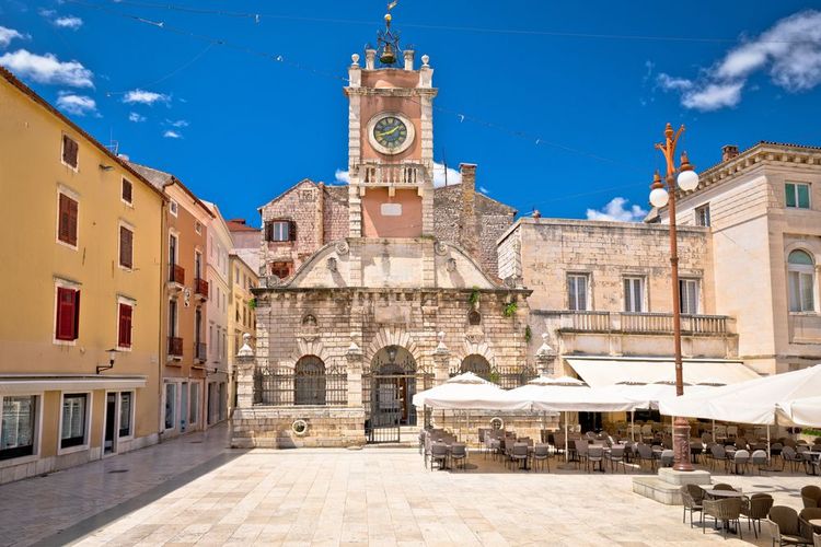 Zadar, la place principale avec sa vieille église