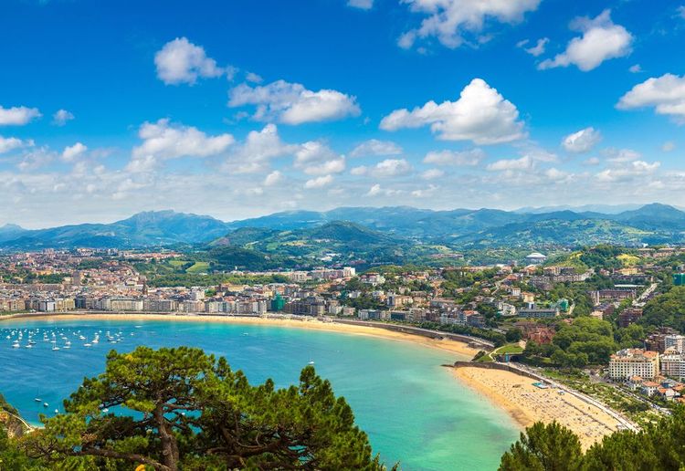 Vue panoramique sur la plage de la Concha à Saint-Sebastien, en Espagne
