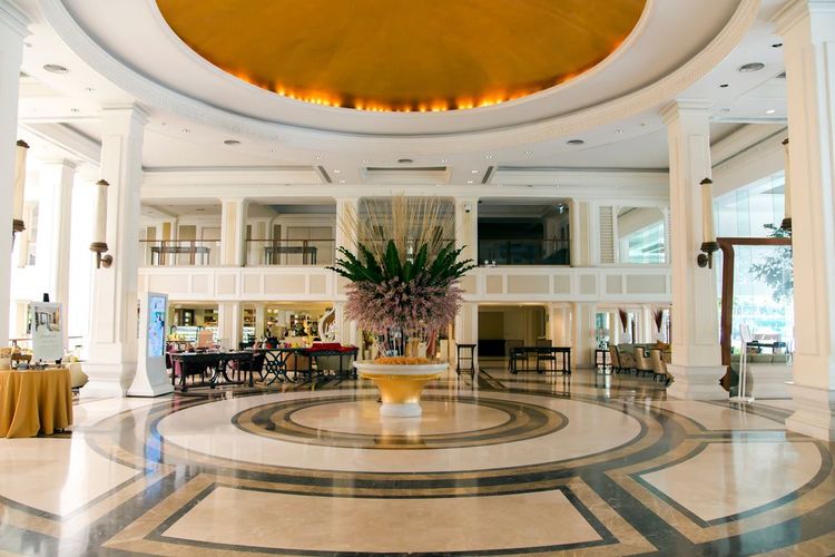 Intérieur du hall de luxe moderne dans l’hôtel Dusit Thani, Pattaya, Thaïlande