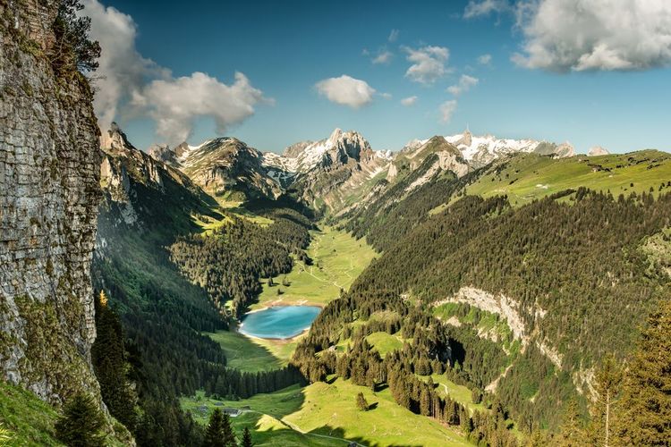 massif de l'Alpstein avec le lac Saemtisersee