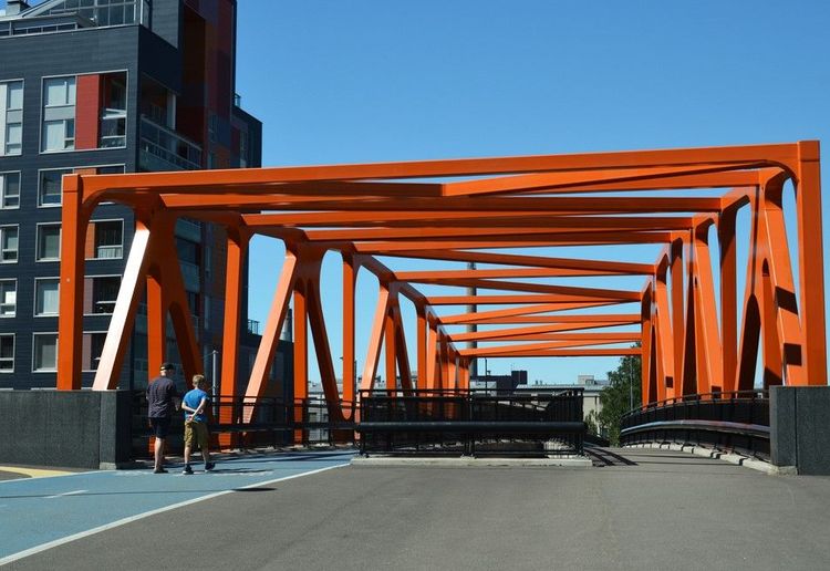 Pont métallique dans le quartier de Jätkäsaari